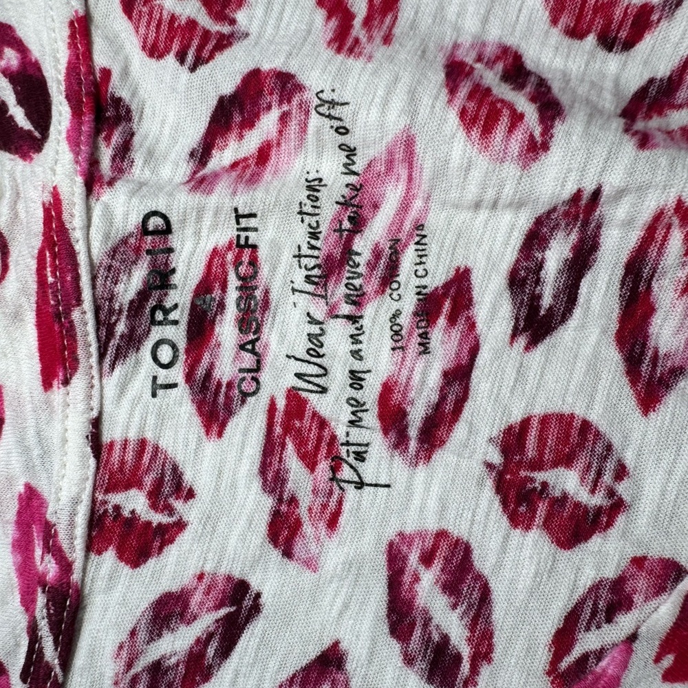 EUC Torrid White V Neck Red Kisses Lips Slub T Shirt Size 4 26 4X - Picture 7 of 7
